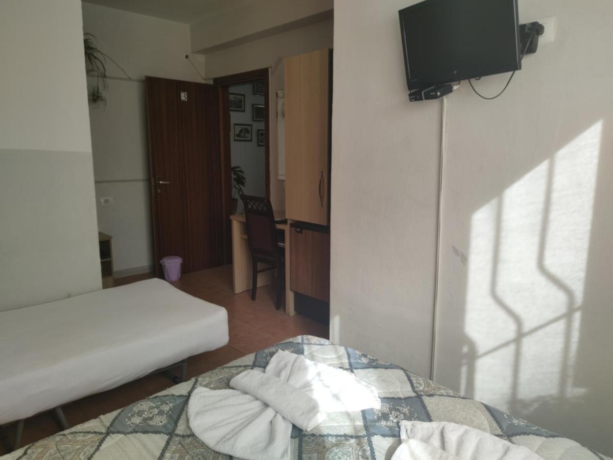 Guest House De Rada Тирана Екстериор снимка